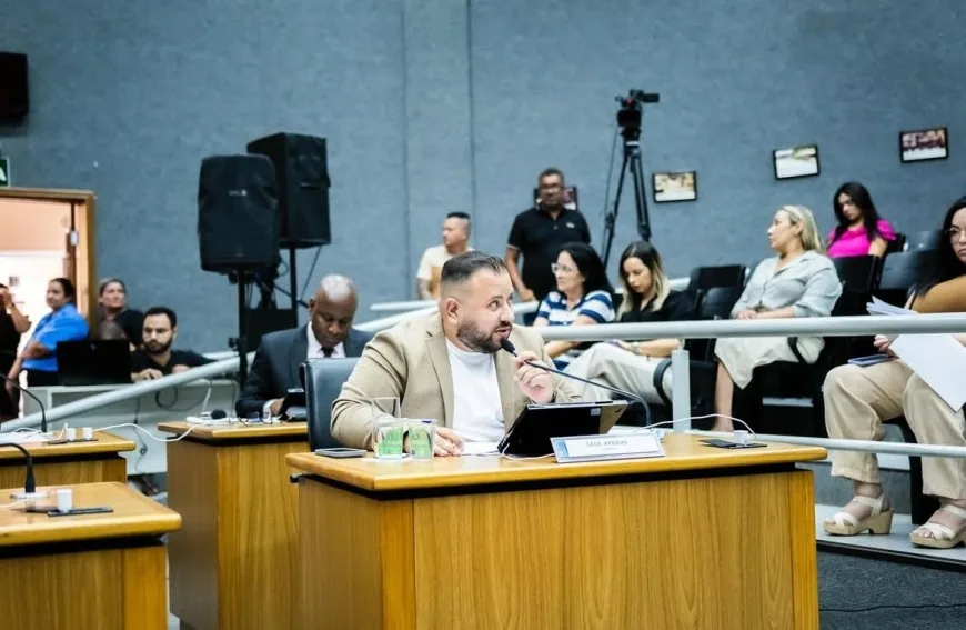 Lele Aprígio solicita informações sobre áreas de risco de desmoronamento em Cajamar