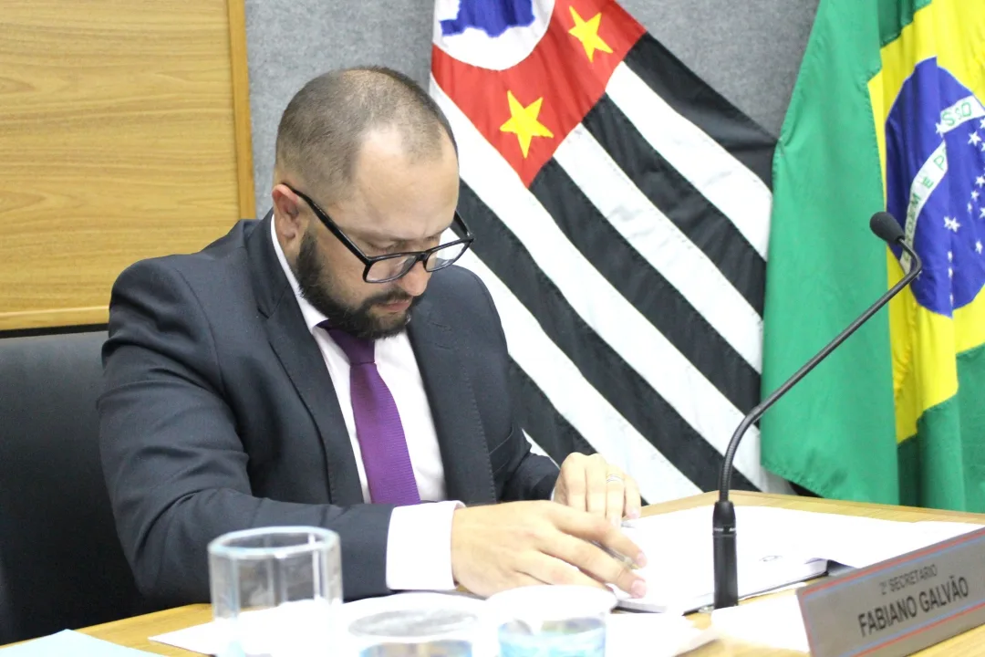 Fabiano Galvão cobra melhoria na infraestrutura do Portal dos Ipês II