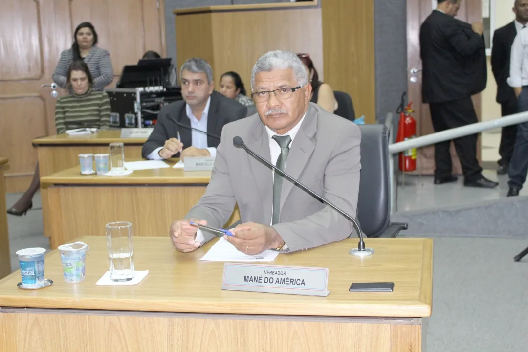 Vereadores cobram informações sobre aquisição de móveis