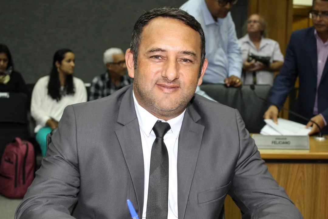 Vereador Fabio Pontes solicita melhorias na praça Ana Maria Aró