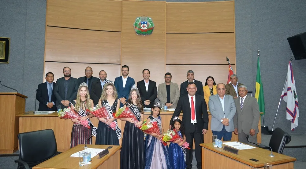 Câmara homenageia jovens misses de Cajamar
