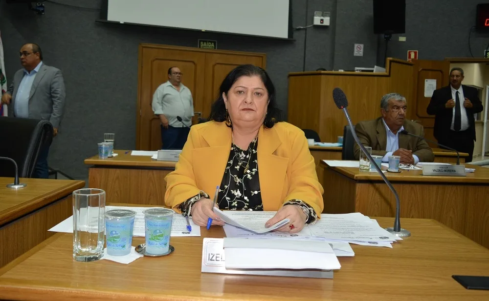 Izelda quer agilidade com atestados de óbitos