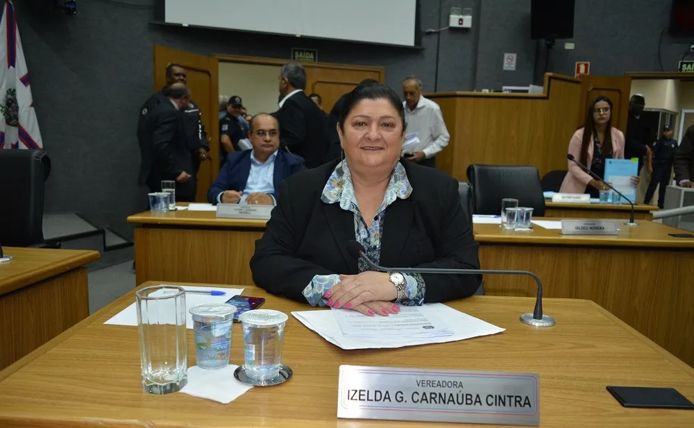 Izelda intercede por estagiários e telefonistas