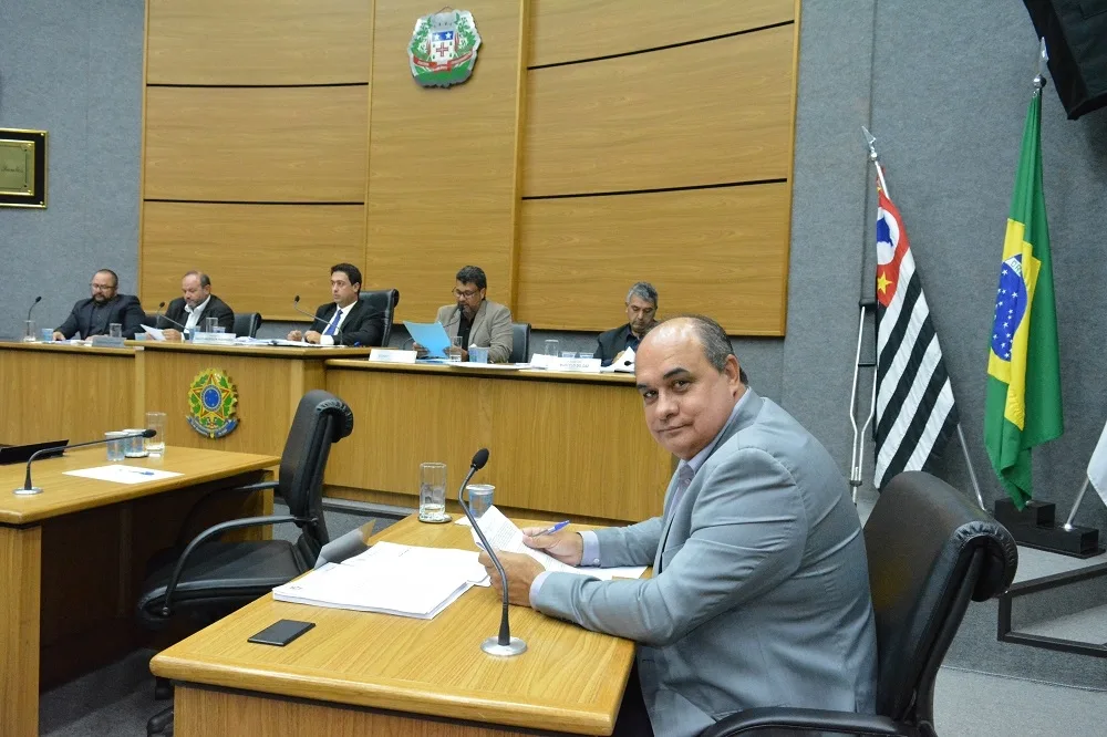 Neizão cobra pavimentação no Bosque do Sol