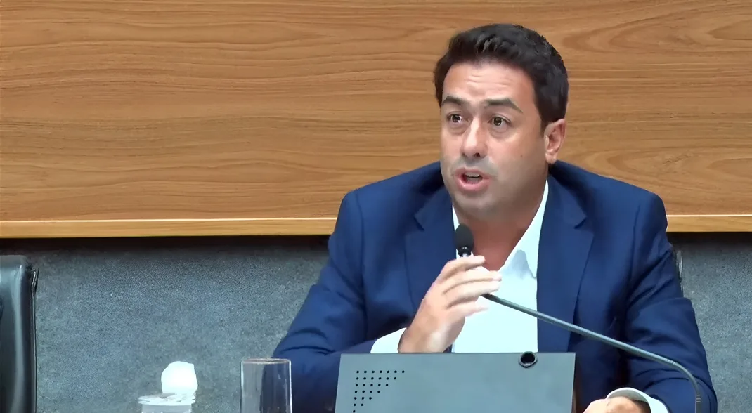 Saulo questiona obra de muro de arrimo na Rua Itajobi com a Rua Mococa