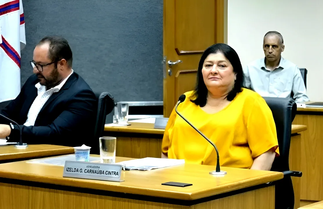 Izelda pede informações sobre recapeamento da Rua Carlos de Souza Maciel