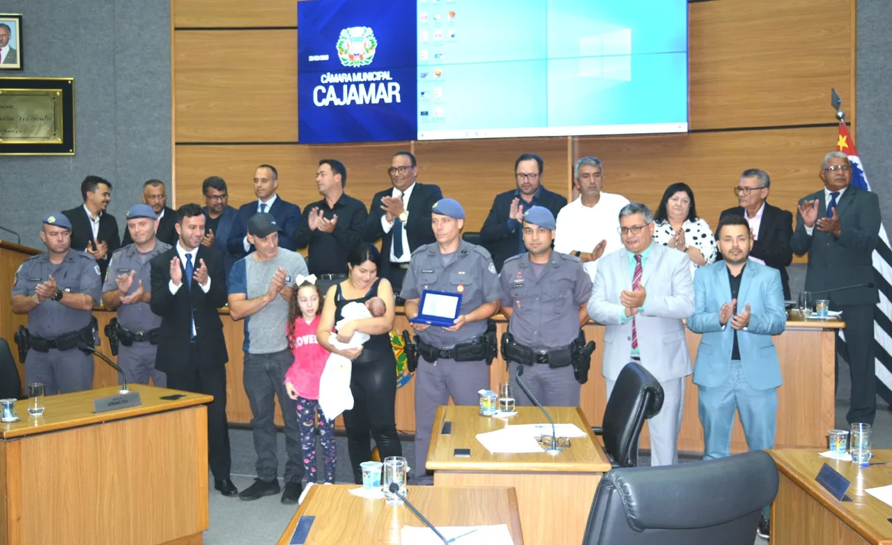 PMs que salvaram recém-nascido em Cajamar são homenageados na Câmara