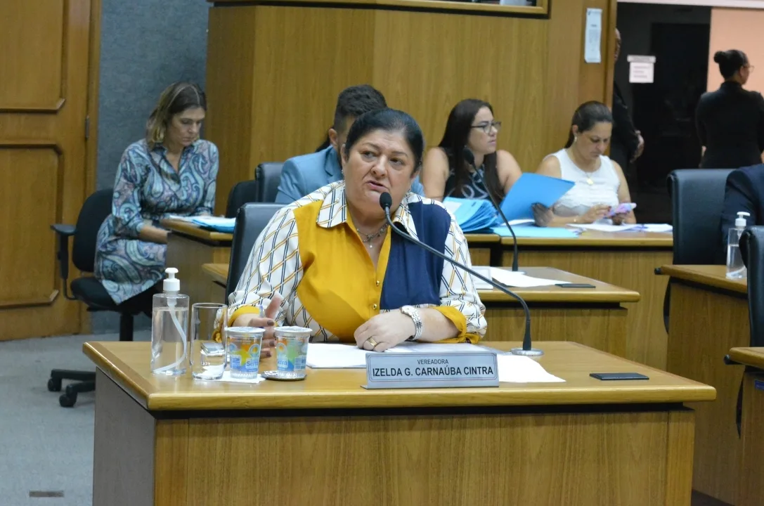 Izelda apresenta requerimentos sobre medidas de proteção às mulheres e transporte público