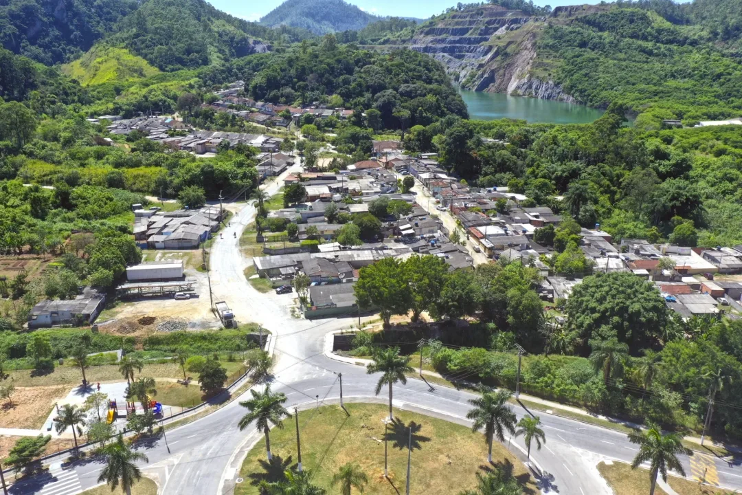 Edinho, Saulo e Dr Vinicius apresentam requerimento para regularização de imóveis na região central de Cajamar